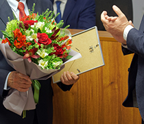 Auszeichnung mit Blumenstrauß